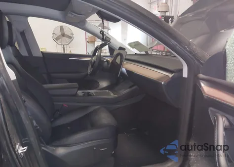 2024 Tesla Model Y Long Range Dual Motor All-Wheel Drive/Rwd z USA, uszkodzony, nr VIN 7SAYGDED3RF054296